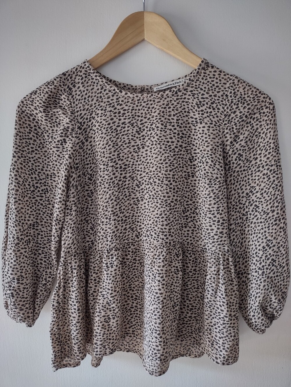 Abercrombie & Fitch XS Animal Print Peplum Blouse Womens Beige Puff Sleeve